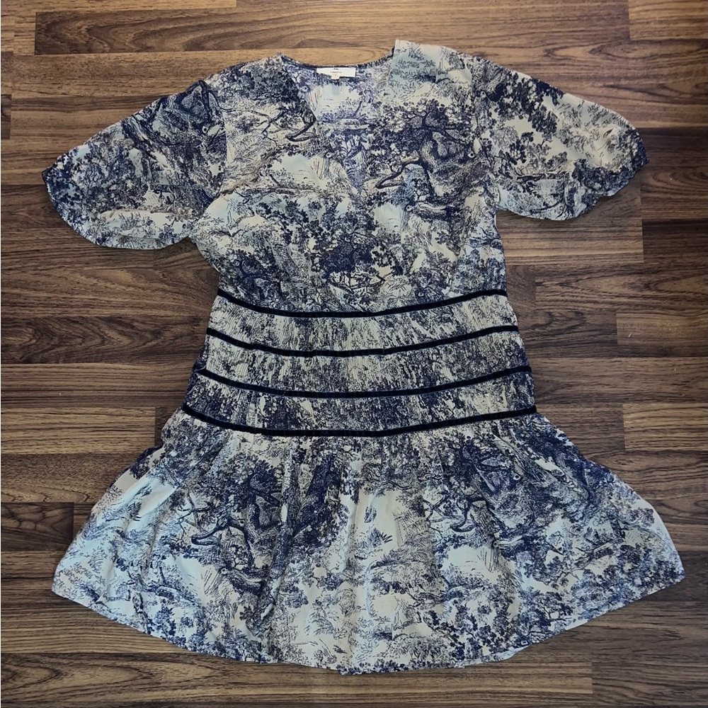 Blue and White Entro Dress with detailed waist